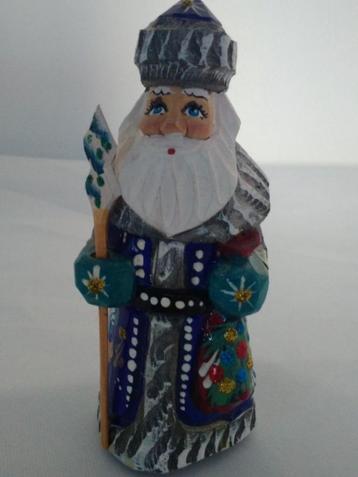 Figurine en bois peinte à la main Père Noël russe disponible aux enchères