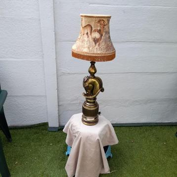 Antieke lampen beschikbaar voor biedingen