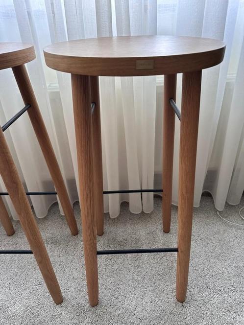 Twee houten barkrukken van Hübsch Scandinavian design co, Huis en Inrichting, Krukjes, Zo goed als nieuw, Hout, Ophalen of Verzenden