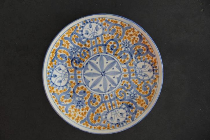 Decoratief bord van Spaans aardewerk, Antiek en Kunst, Antiek | Keramiek en Aardewerk, Ophalen of Verzenden