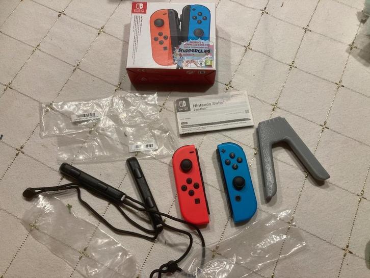 joy-con set + straps + 4 lader station, ... nintendo switch, Games en Spelcomputers, Spelcomputers | Nintendo Switch, Zo goed als nieuw