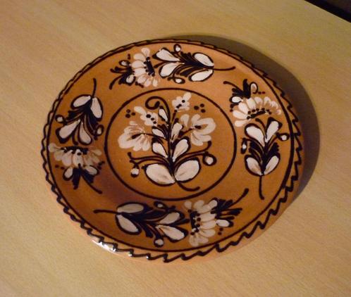 Bruin aardewerk bord sierbord met beige bloemen, Huis en Inrichting, Keuken | Servies, Ophalen of Verzenden