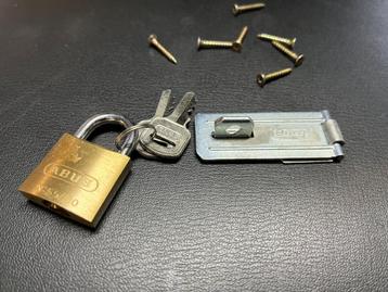 Deur-/ kastgrendel met hangslot.  beschikbaar voor biedingen