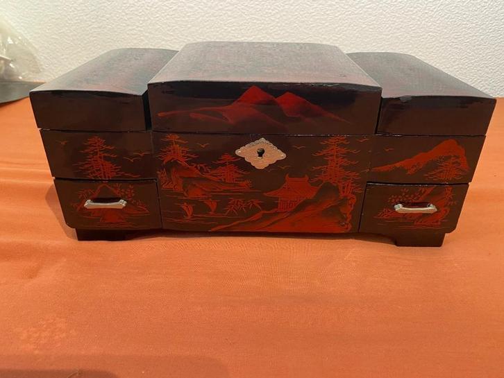 Boîte à bijoux musicale japonaise, Antiquités & Art, Antiquités | Meubles | Armoires, Enlèvement