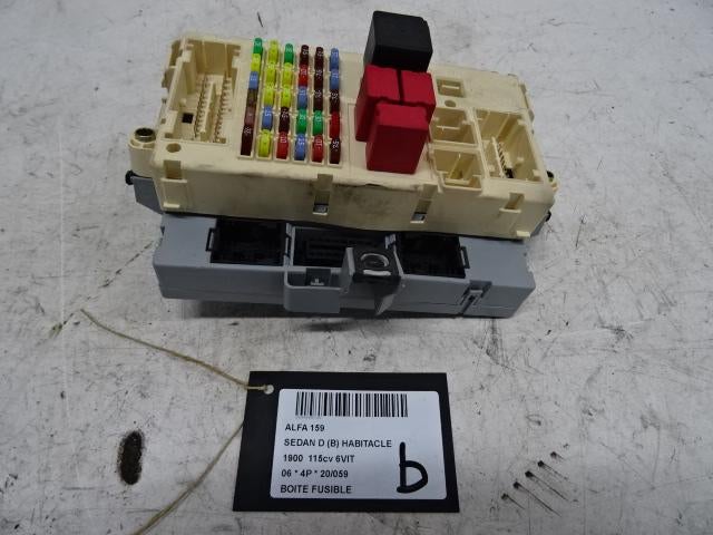 BOITIER FUSIBLES Alfa Romeo 159 (939AX) (60681000), Utilisé, Alfa Romeo