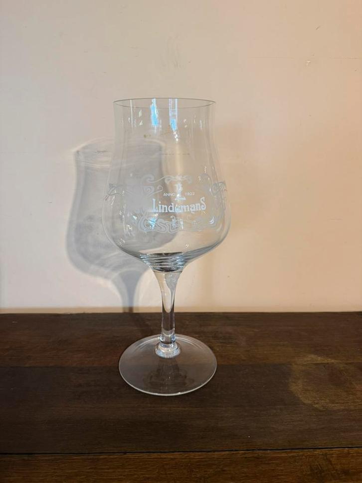Lindemans gigantisch bierglas op standaard — 3L, Verzamelen, Glas en Drinkglazen, Zo goed als nieuw, Bierglas, Ophalen