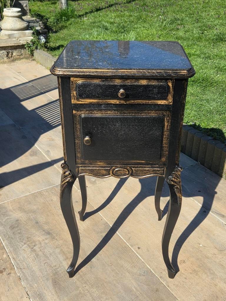 Prachtig oud nachtkastje of bijzettafeltje, Huis en Inrichting, Slaapkamer | Nachtkastjes, Ophalen