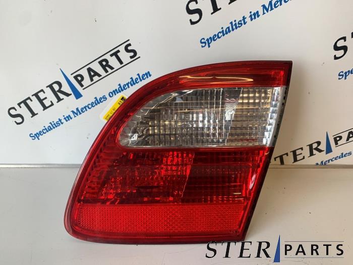 Achterlicht rechts van een Mercedes E-Klasse, Auto-onderdelen, Verlichting, Mercedes-Benz, Gebruikt, 3 maanden garantie, Ophalen of Verzenden