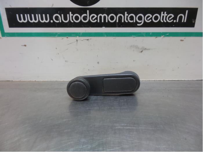 Manivelle de vitre d'un Peugeot Expert (Expert 95-), Autos : Pièces & Accessoires, Vitres & Accessoires, Peugeot, Utilisé, Enlèvement ou Envoi