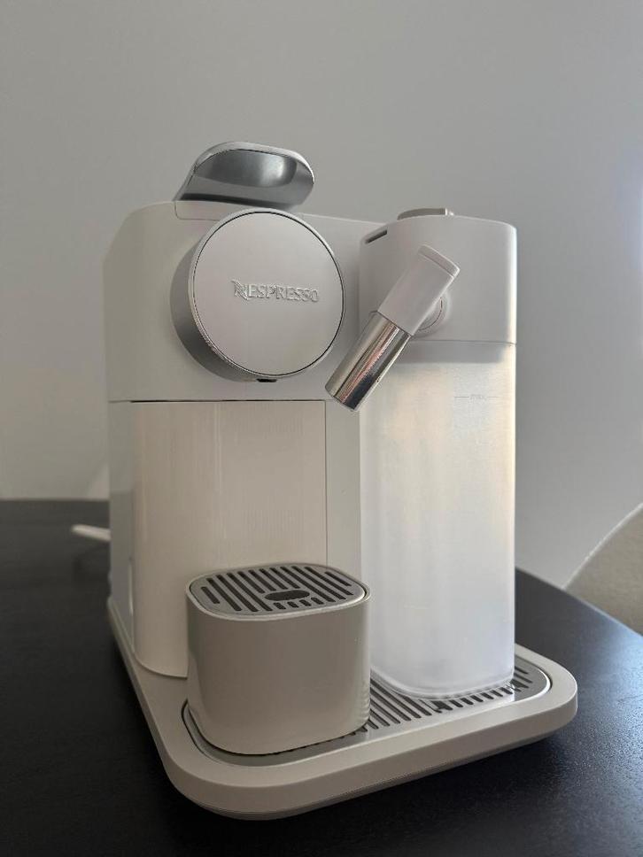De'Longhi Nespresso Koffiemachine Gran Lattissima, Elektronische apparatuur, Koffiezetapparaten, Gebruikt, Koffiepads en cups