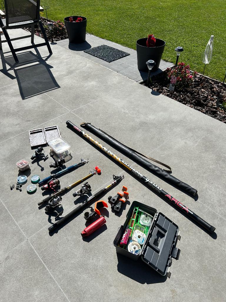 Materiel de pêche, 3 cannes à lance et 1 canne fixe de 9,5 m, Enlèvement, Utilisé