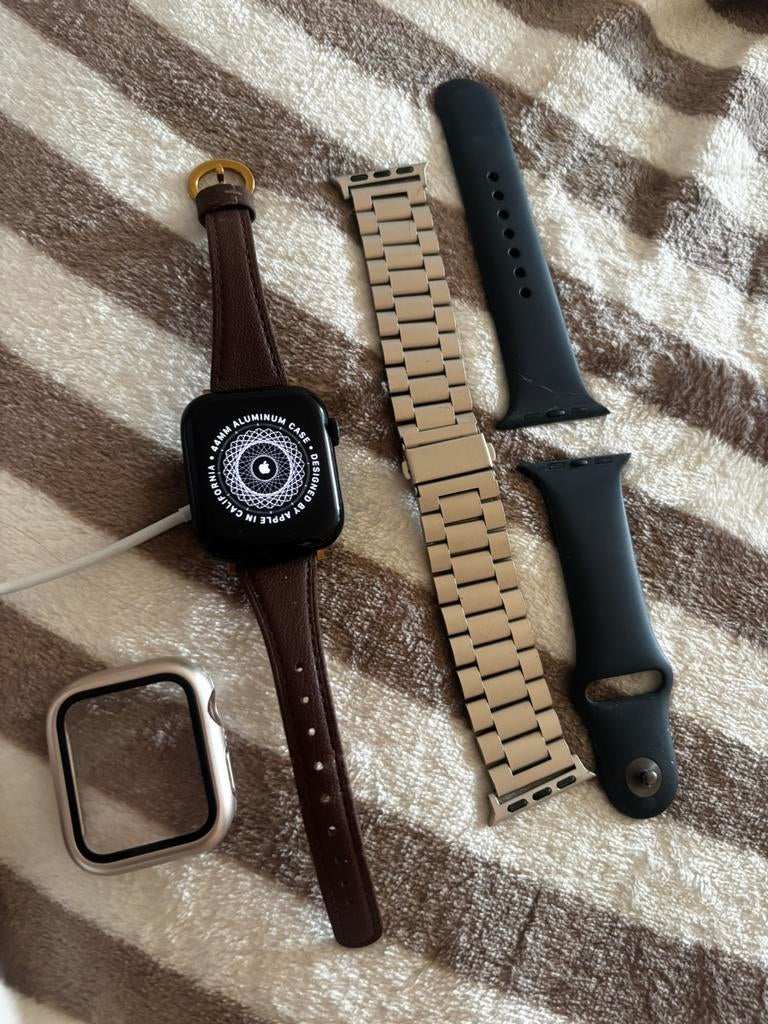 Apple Watch SE 44 mm + bracelets supplémentaires + chargeur, Enlèvement, Comme neuf