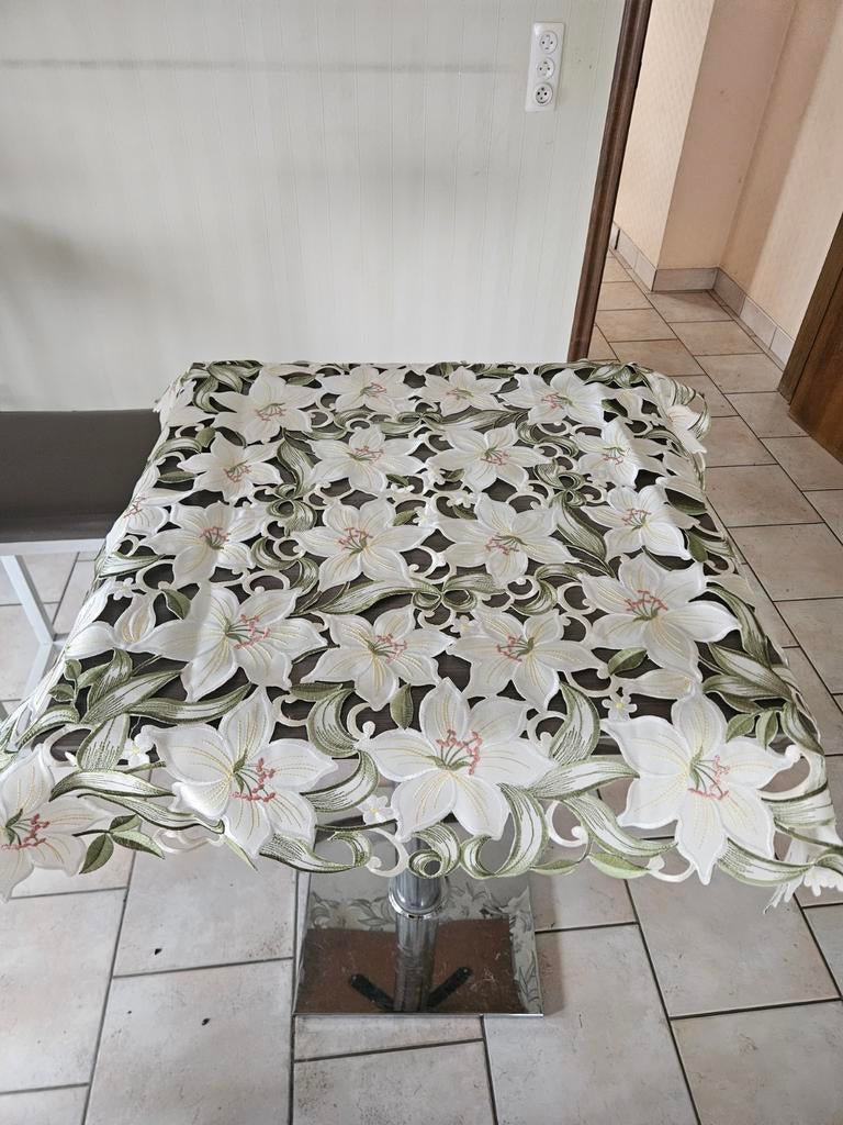 Différents draps de table en dentelle en très bon état (voir, Maison & Meubles, Enlèvement