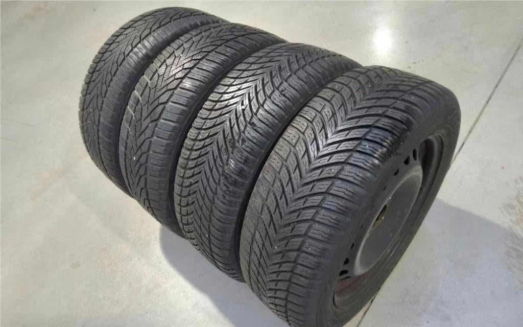 Bons pneus hiver 205/55-16 avec des jantes Ford, Ophalen, Gebruikt, 16 inch, Banden en Velgen