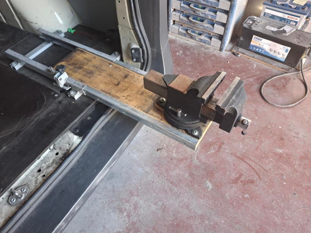 Étau extensible sur support, Bricolage & Construction, Enlèvement