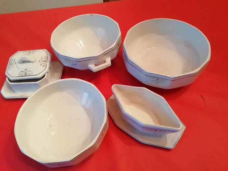 Ancienne vaisselle de la faiencerie de st ghislain., Antiquités & Art, Antiquités | Céramique & Poterie, Enlèvement