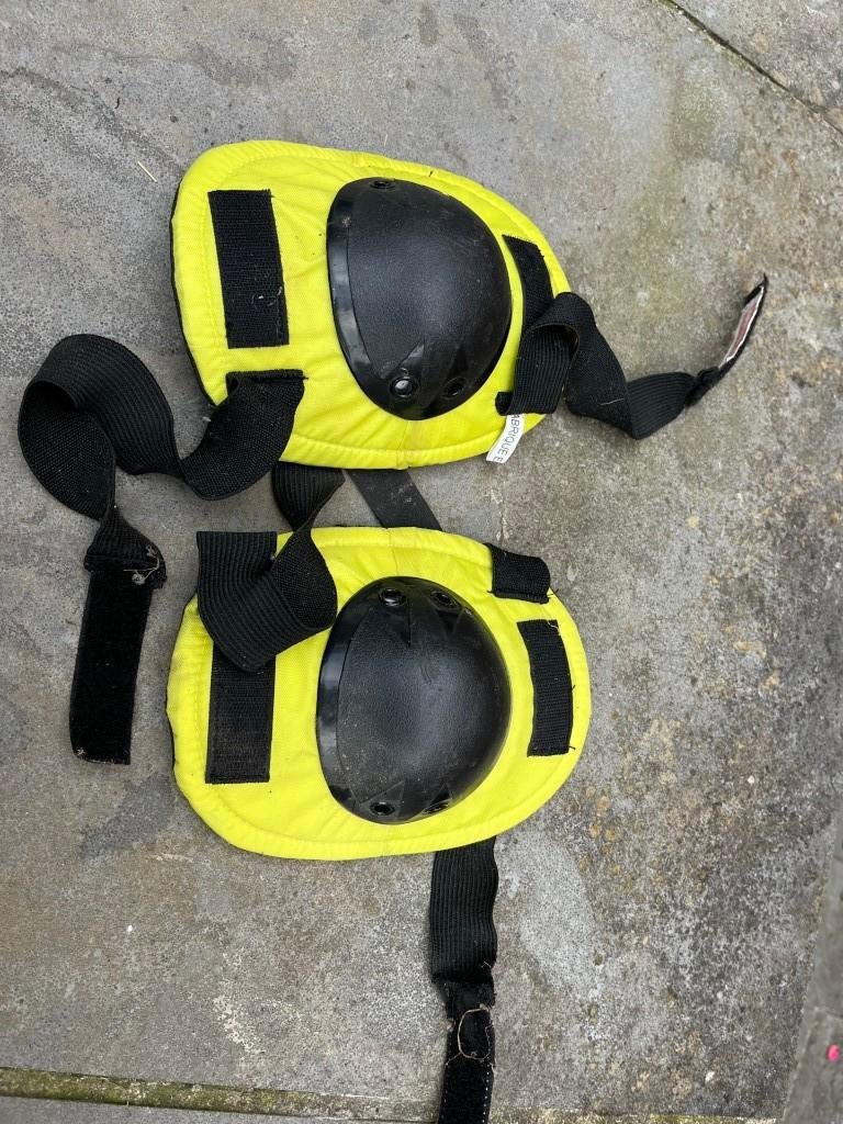 2 kniebeschermers skeelers, Ophalen of Verzenden