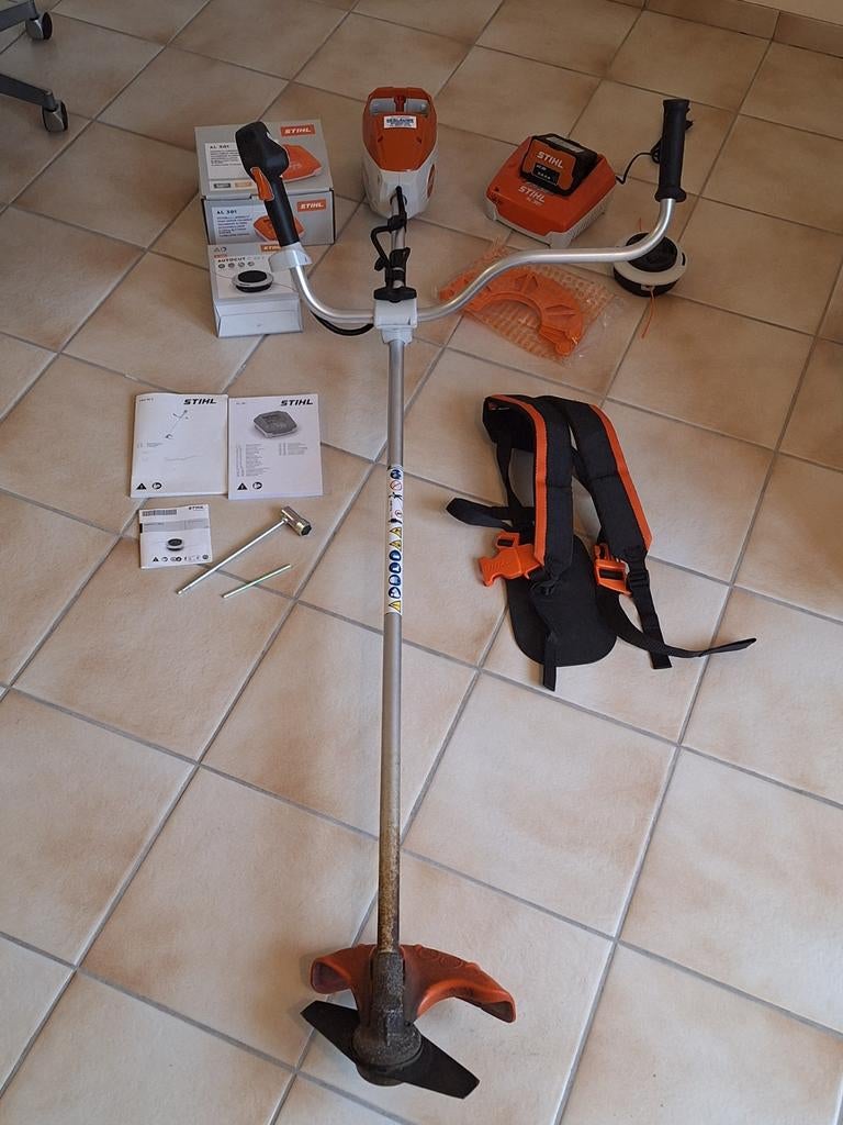 Débroussailleuse électrique à batterie STIHL FSA 80, Jardin & Terrasse, Enlèvement, Batterie