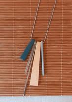 Lange ketting met hangers in de vorm van staafjes, Verzenden, Zo goed als nieuw, Blauw