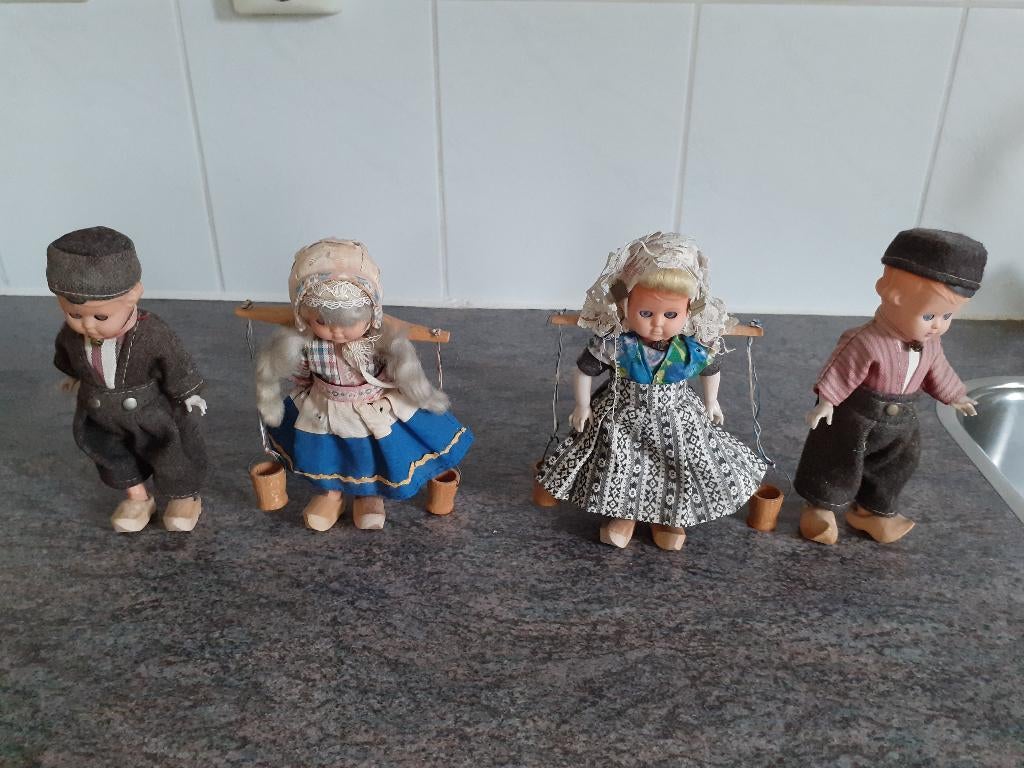 Antieke poppetjes in Nederlandse klederdracht, Verzamelen, Poppen, Ophalen of Verzenden, Gebruikt, Pop