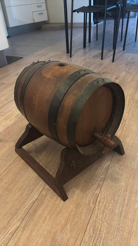 oud wijnvaatje met staander, Ophalen