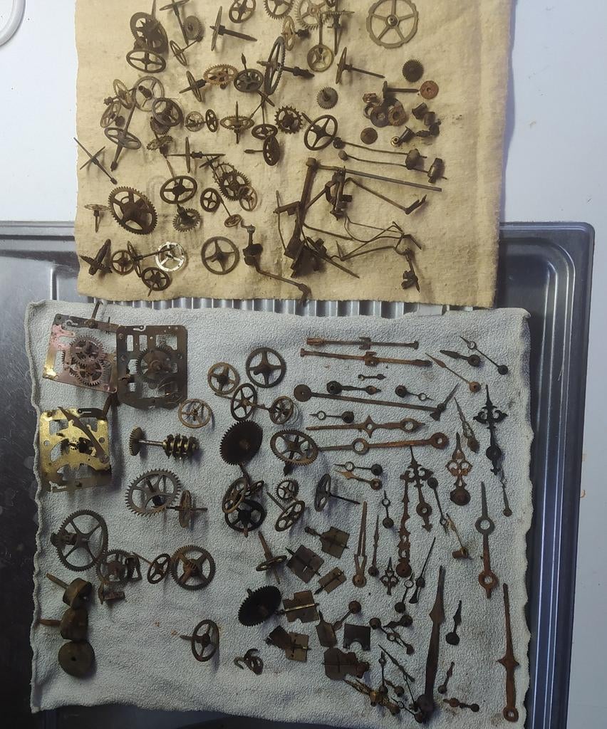 Verzameling koperen onderdelen antieke klokken, Antiek en Kunst, Ophalen