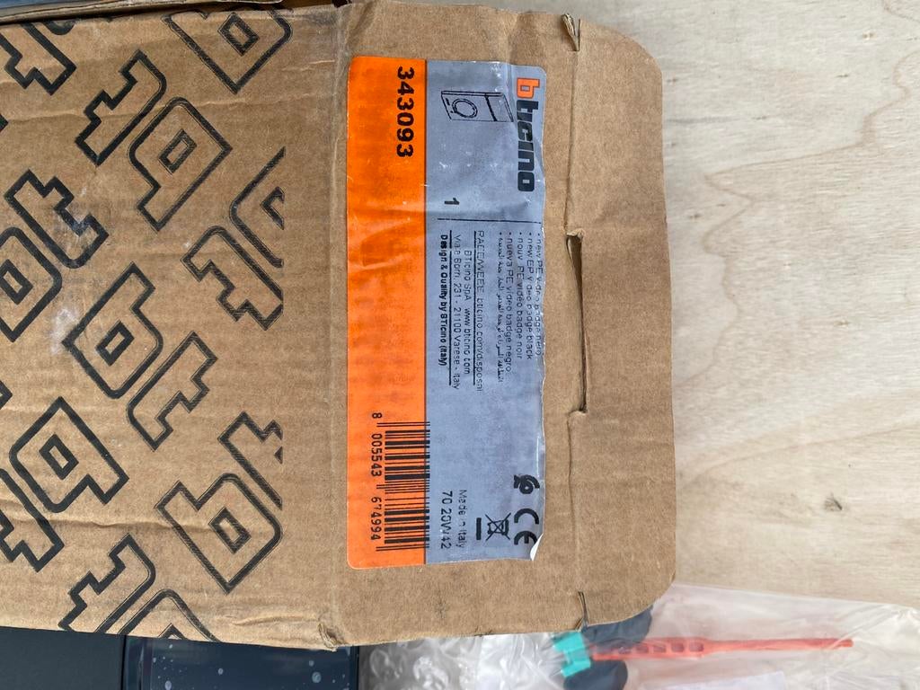 Bticino-AVT-buitenpost video L3000 zwart met badgelzer, Ophalen, Nieuw