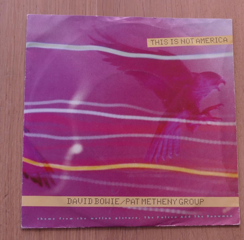 7"  David Bowie   ‎– This Is Not America, 7 inch, Single, Ophalen of Verzenden, Zo goed als nieuw