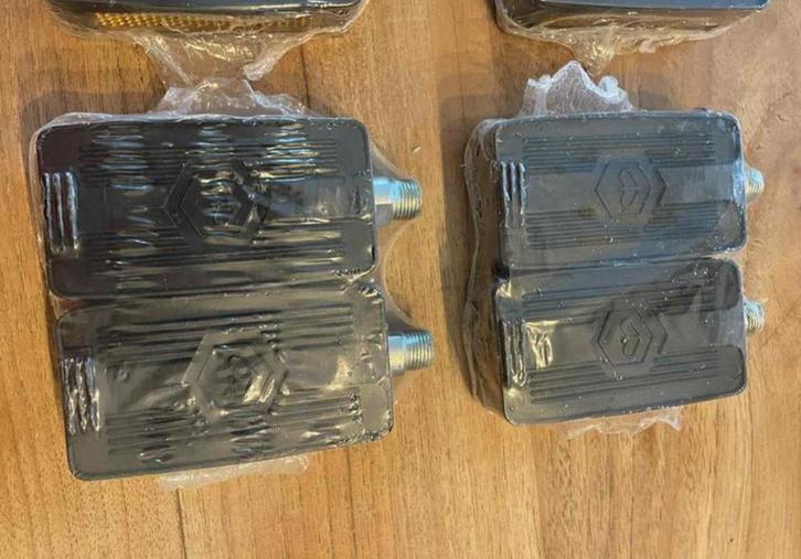 Originele Piaggio voetpedalen, New, Fietsen en Brommers, Brommeronderdelen | Oldtimers, Zo goed als nieuw, Ophalen of Verzenden