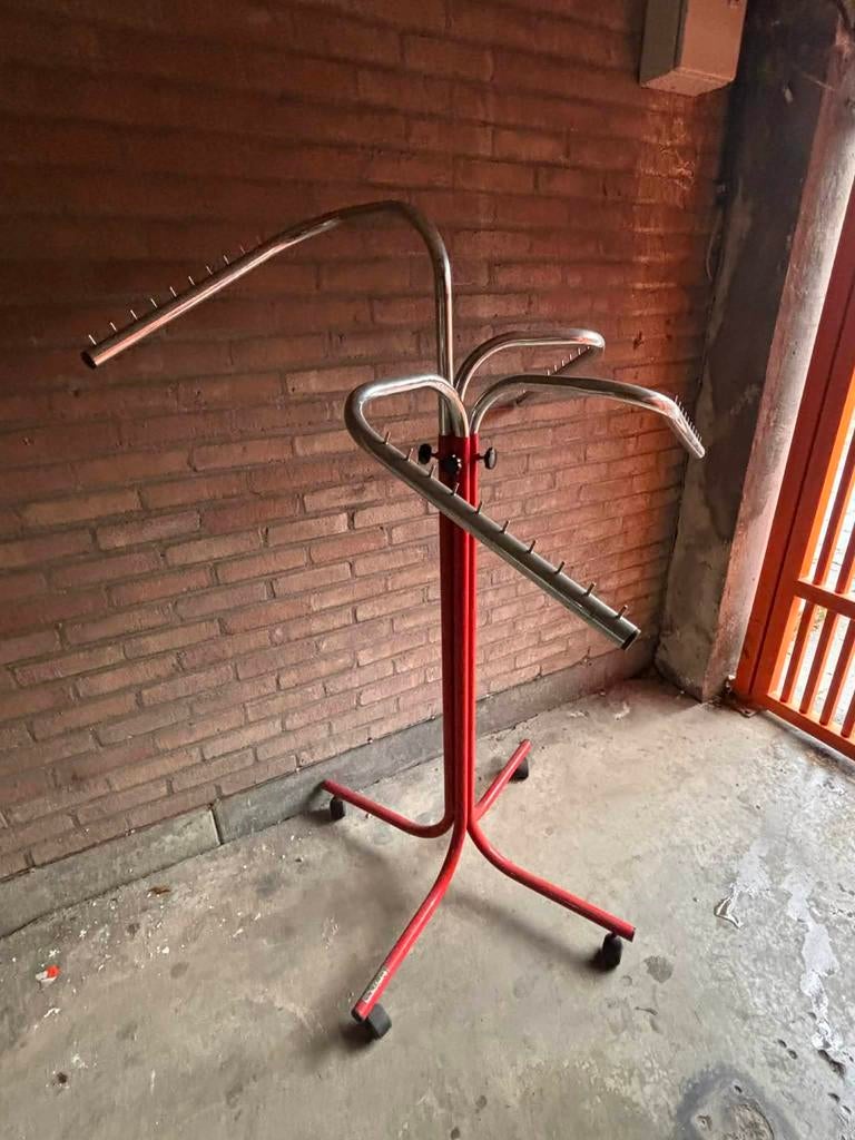 Tringle a vêtement retro (woluwe st lambert), Enlèvement