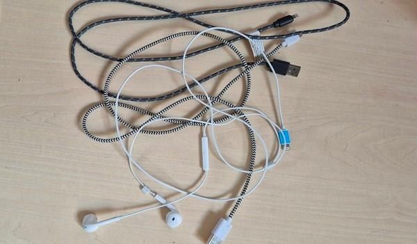 Kabel voor Iphone + gratis oortjes, Enlèvement ou Envoi, Comme neuf