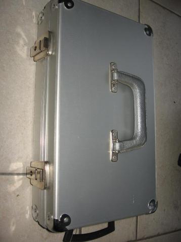 Coffre/valise en aluminium avec 6 compartiments + clés pour 