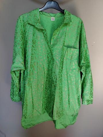 Groene lange blouse met motief (universele maat)