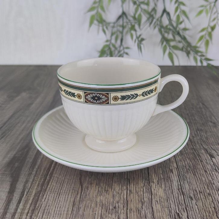 Tasse à thé et soucoupe Wedgwood Carlton 9 cm, Antiquités & Art, Antiquités | Services (vaisselle) pièces, Enlèvement ou Envoi