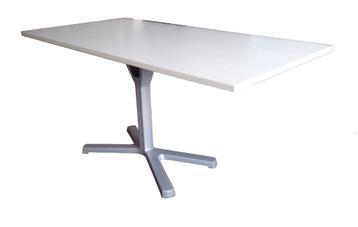 Moderne bureau tafel met X-Alu constructie poten