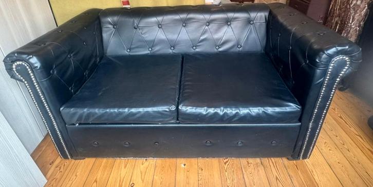 Canapé noir style Chesterfield. TBE, Maison & Meubles, Canapés | Salons, Deux personnes, Cuir, Enlèvement