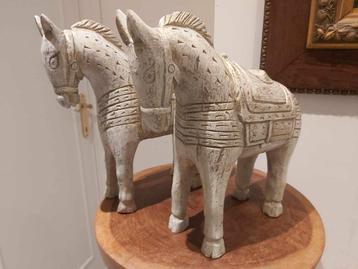 Twee prachtige houten paarden – 28 cm hoog!

 beschikbaar voor biedingen