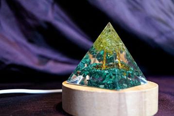Pyramide Orgonite Arbre couleur verte Péridot, Malachite beschikbaar voor biedingen