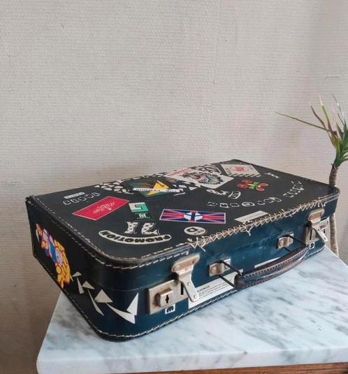 Vintage koffertje met stickers, Maison & Meubles, Accessoires pour la Maison | Coffres, Comme neuf, Enlèvement ou Envoi