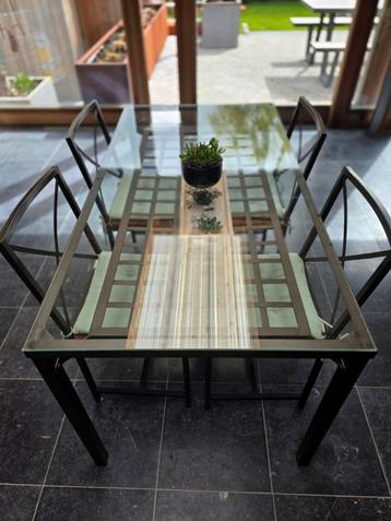 Tafel met stoelen en kussen  beschikbaar voor biedingen