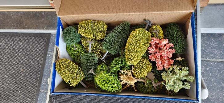 doos met meer dan 50 stuks heel mooie bomen, Hobby en Vrije tijd, Modeltreinen | H0, Zo goed als nieuw, Natuur, Ophalen of Verzenden