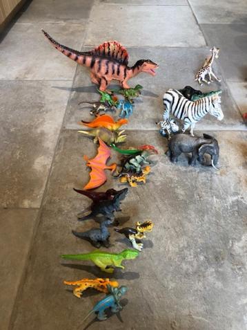 lot 100 plastieken dino's en dieren beschikbaar voor biedingen