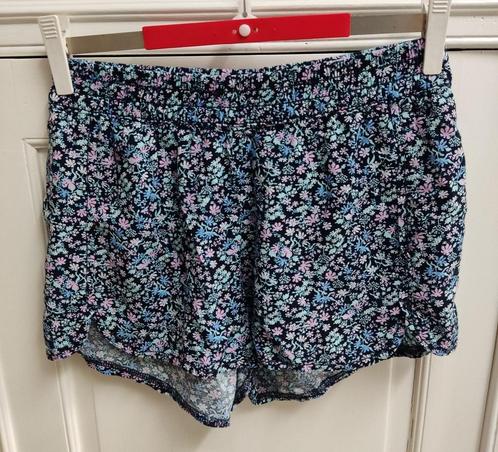 Fleurige short van H&M, maat 134/140, Kinderen en Baby's, Kinderkleding | Maat 134, Zo goed als nieuw, Meisje, Broek, Ophalen of Verzenden