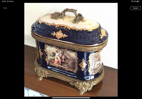 Sèvres Style grote gilded porselein box met brons Ormulo, Antiek en Kunst, Antiek | Porselein, Ophalen of Verzenden