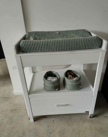 Baby-commode met bad beschikbaar voor biedingen