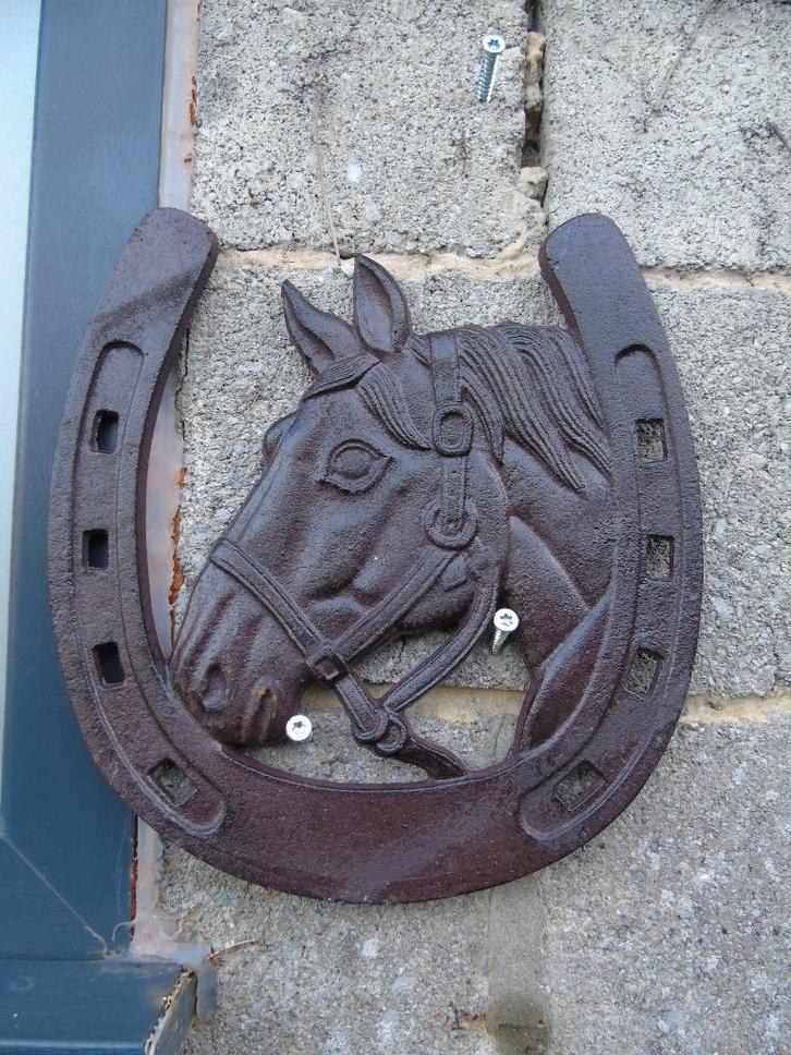 Paardenhoofd in een gietijzeren hoefijzer aan de muur, Tuin en Terras, Tuinwanddecoratie, Nieuw, Ophalen of Verzenden