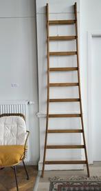 Oude natuurlijke houten ladder, Ophalen