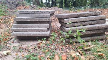 Gratis: 23 stenen tegels, 40 x 40 cm beschikbaar voor biedingen
