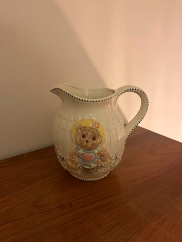 Kan met beertje beschikbaar voor biedingen