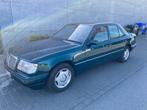 Mercedes oldtimer W124 E200 benzine van 1995, Beige, Mercedes-Benz, Particulier, Groen